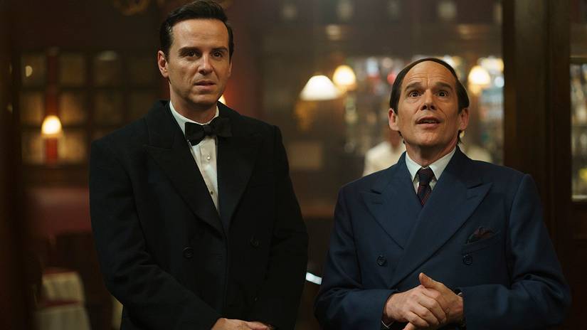 Рендер Роджера и Этана Хэука в роли Харта, радостно смотрящих в сторону в фильме "Blue Moon"