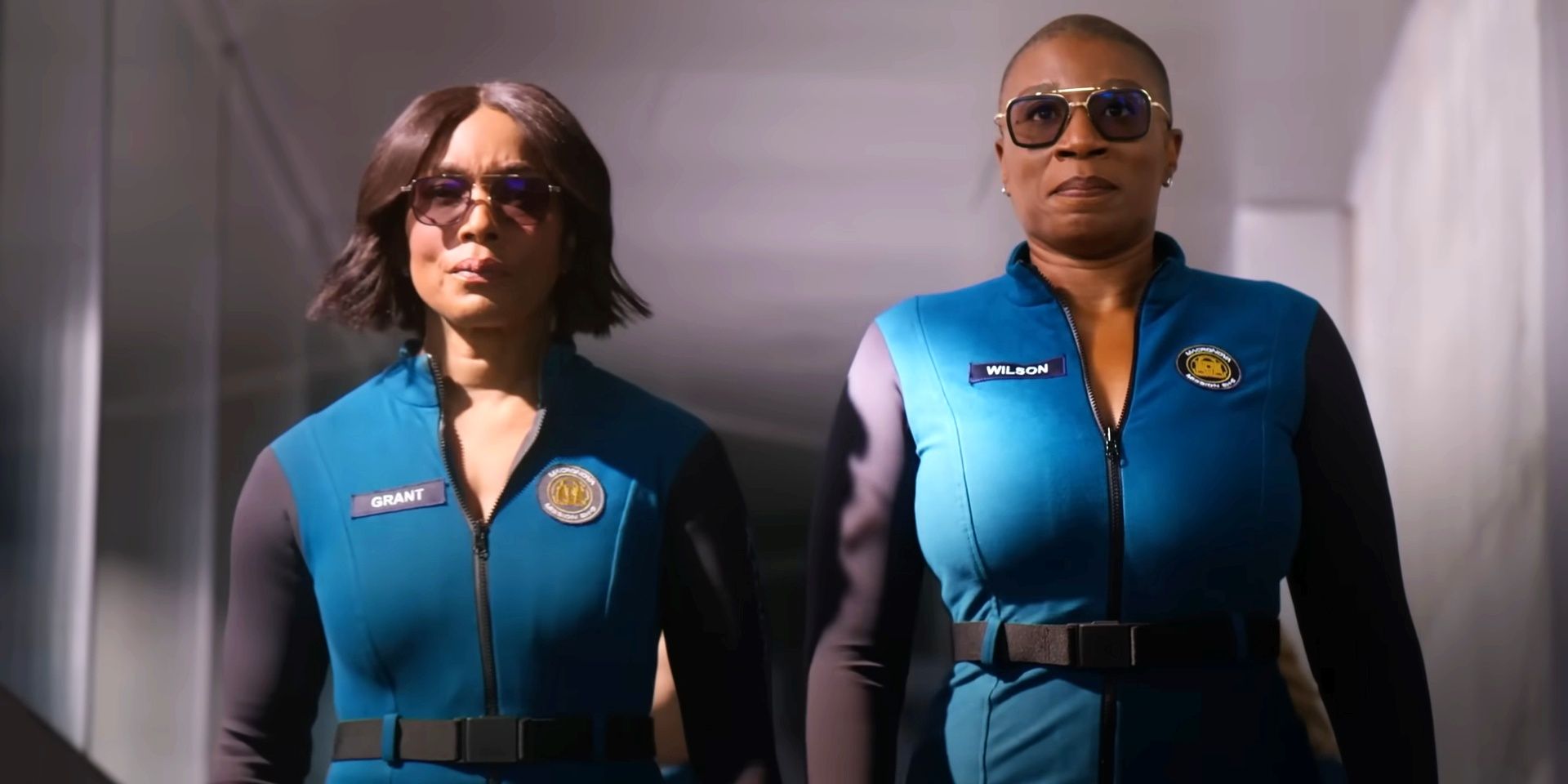 Athena (Angela Bassett) e Hen (Aisha Hinds) em 9-1-1