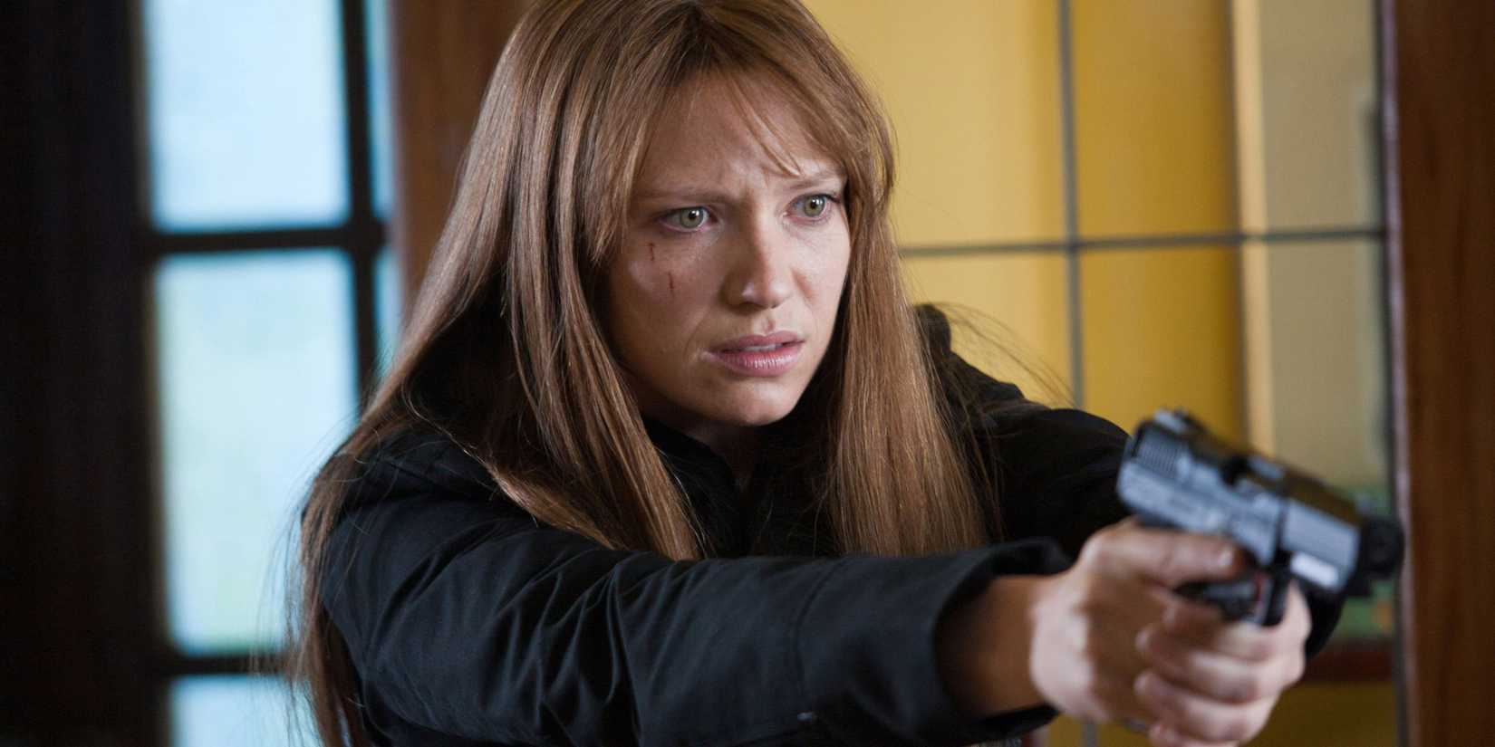 Anna Torv as Olivia Dunham in Fringe pointing a gun