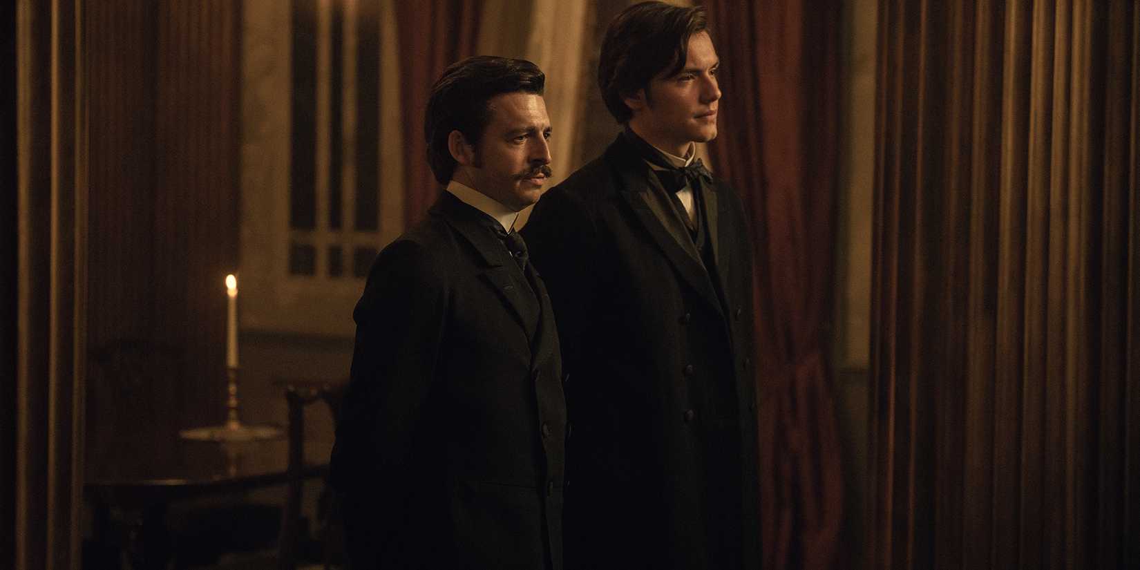 Arthur von Anthony Boyle und Edward von Louis Partridge sehen ernst aus und stehen im House of Guinness nebeneinander
