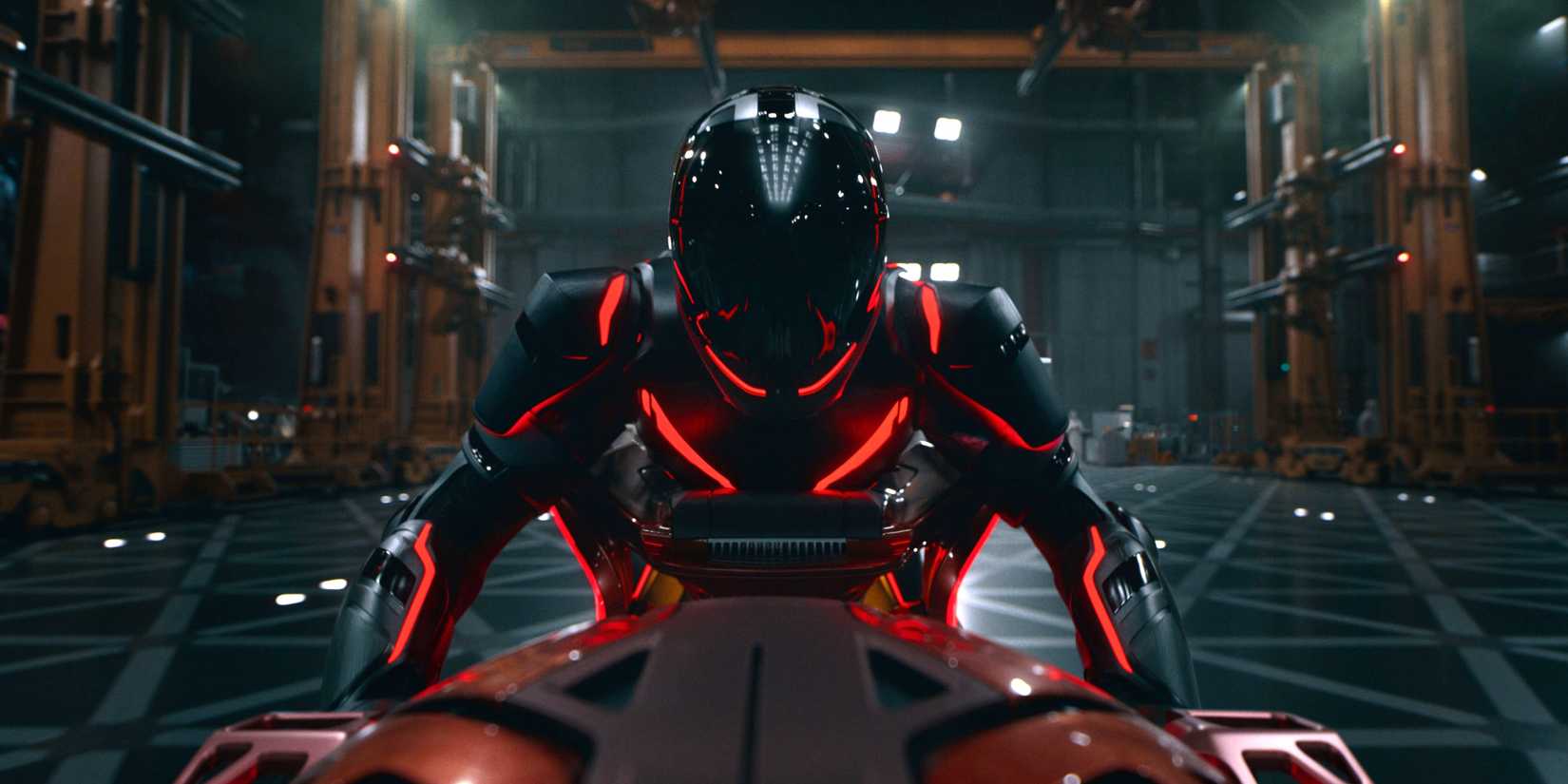 Ares em uma light cycle em Tron: Ares