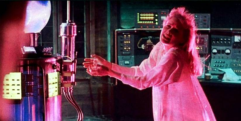 Barbara Crampton prestes a tocar o ressonador em From Beyond (1986)