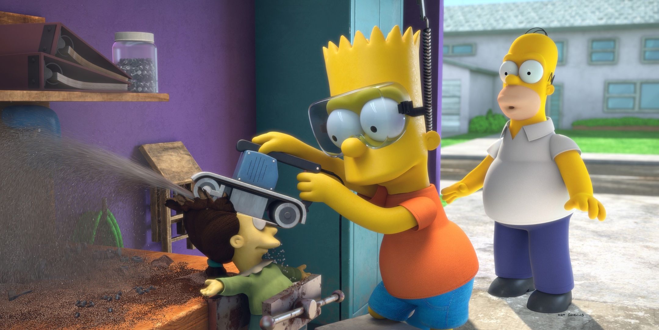 Bart corta un juguete por la mitad mientras Homero mira preocupado en un garaje de la parodia de Toy Story, la casa del árbol del terror de Los Simpson.
