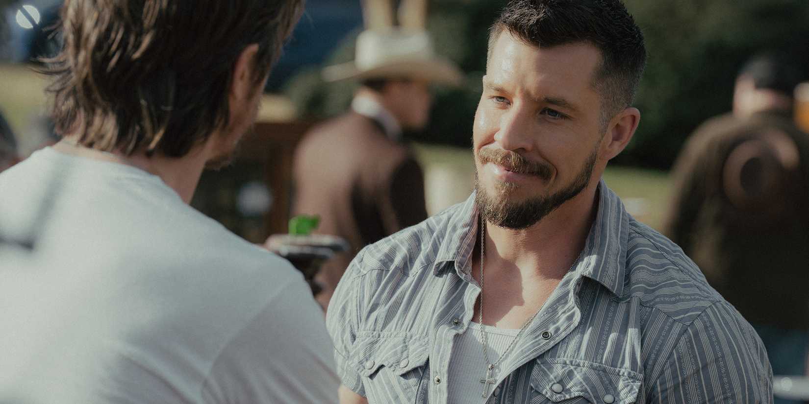 Cole Dunmire sorrindo para Mitch em Tulsa King temporada 3