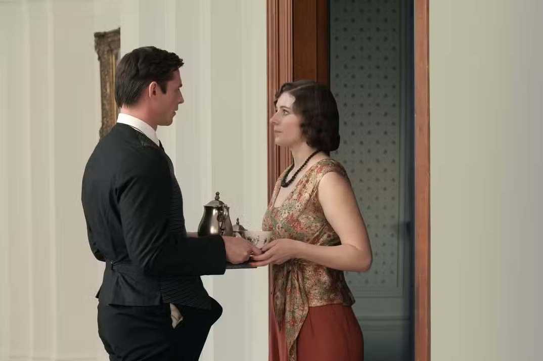 Ben Radcliffe e Thomasin McKenzie em Fackham Hall