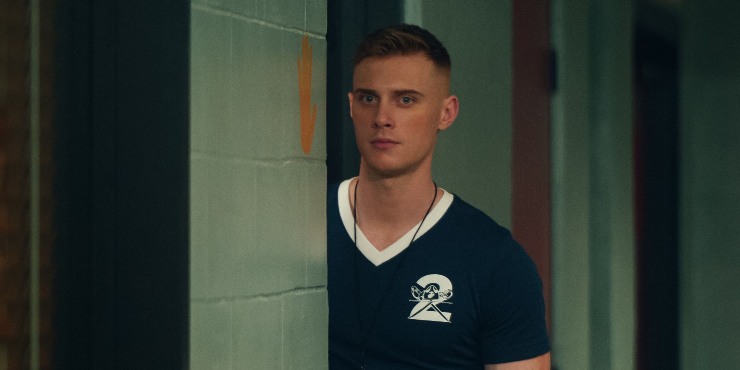 Cameron Cope (Miles Heizer) em uma cena de treinamento na série Boots.