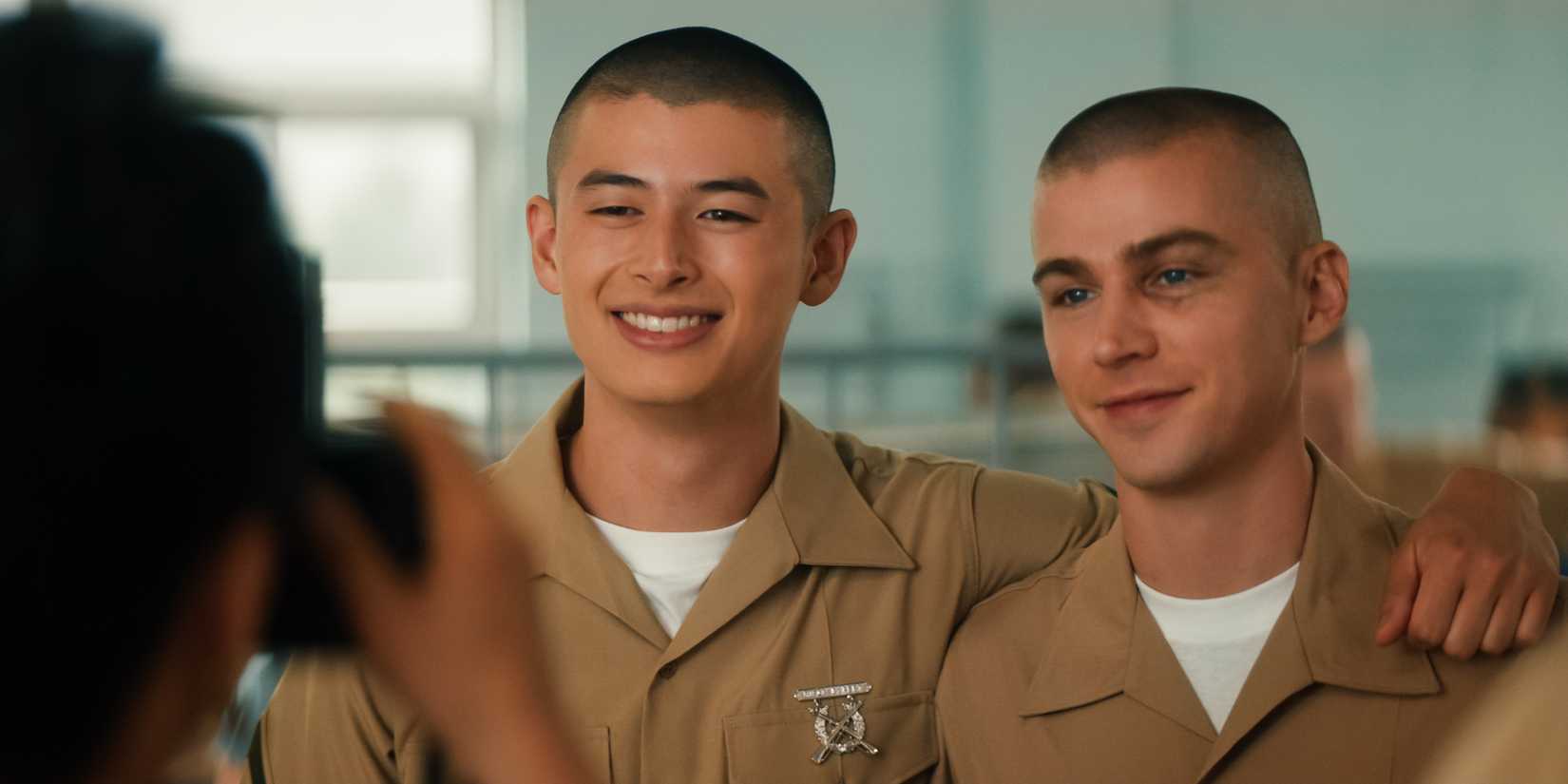 Ray e Cam em seus uniformes de fuzileiro naval.