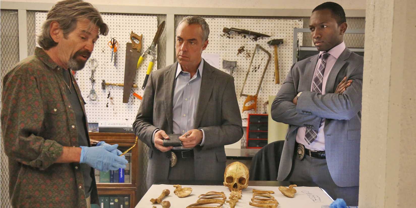 Bosch e Edgar olhando para ossos no episódio piloto de Bosch