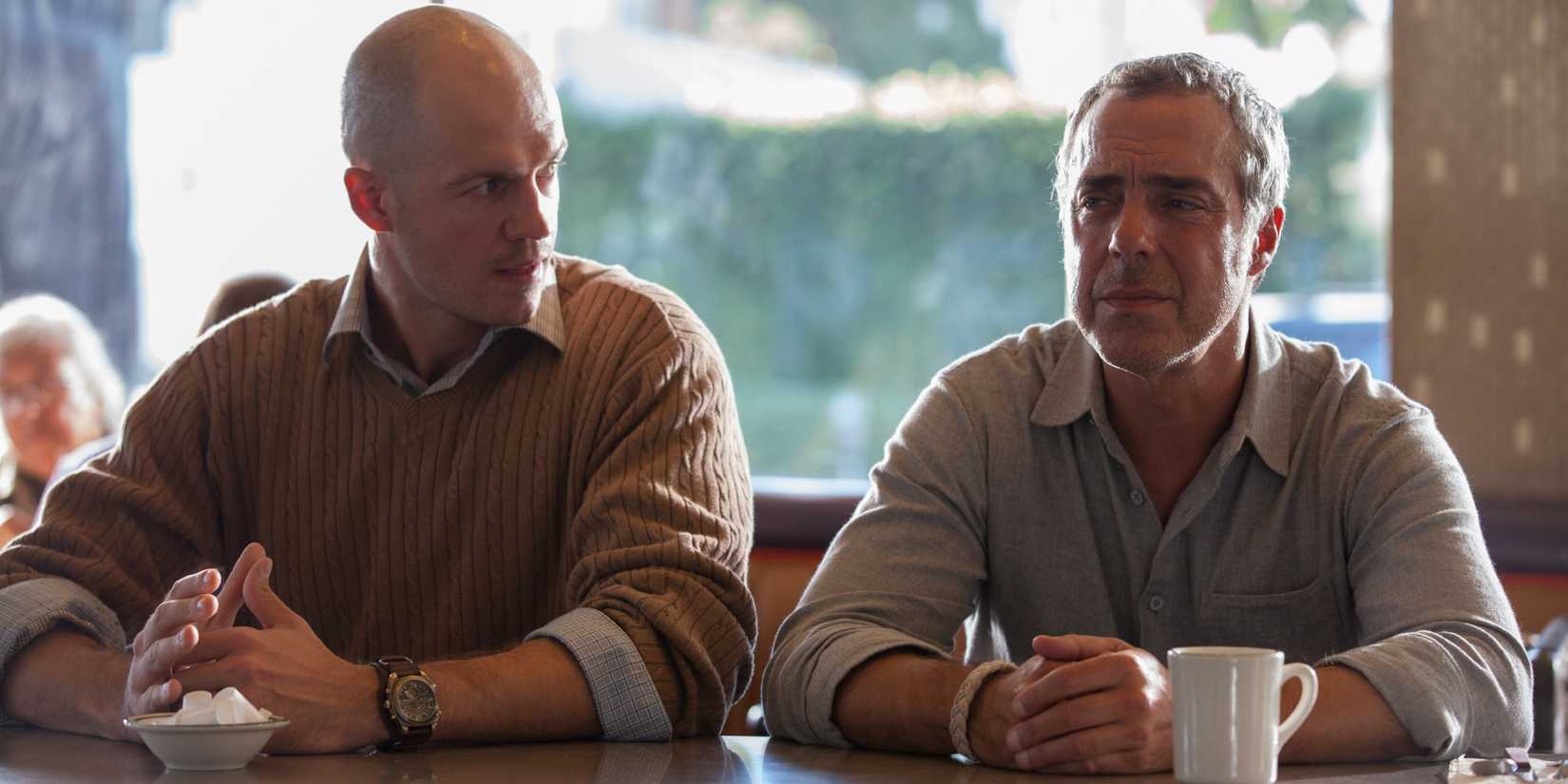 Adam Obyrne e Titus Welliver em Bosch