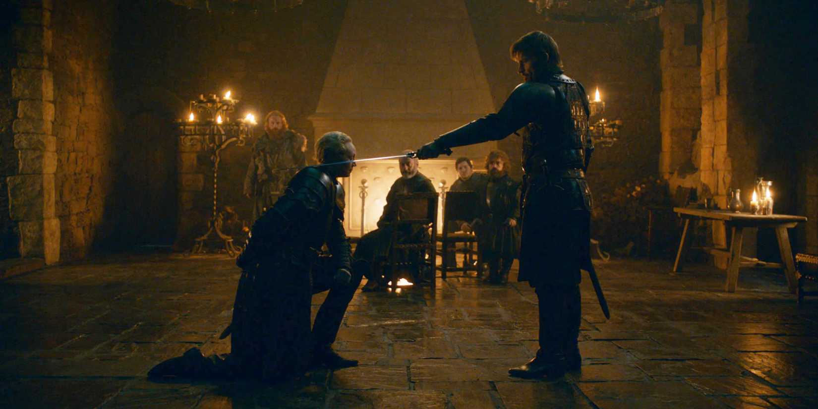 Brienne de Tarth sendo nomeada cavaleira por Jaime Lannister em Game of Thrones