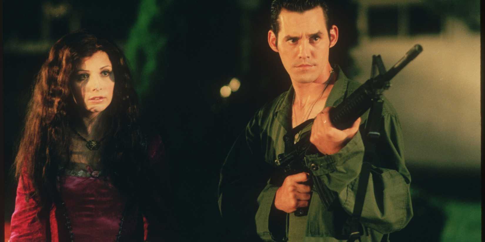 Buffy fantasiada de donzela e Xander de soldado no episódio de Halloween de Buffy.