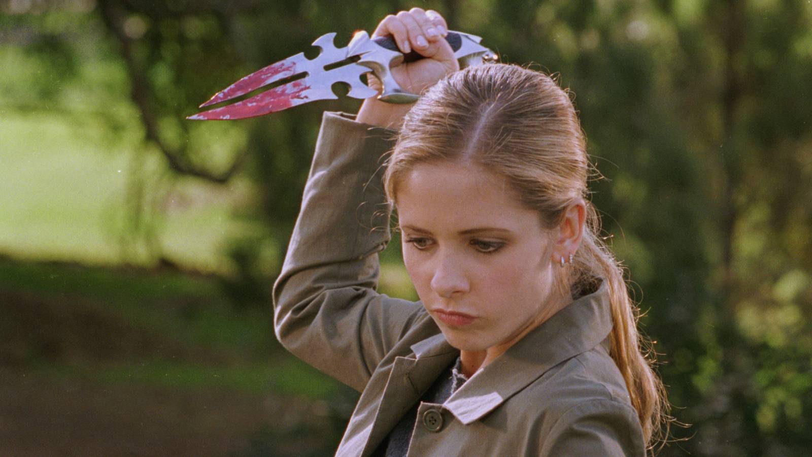 Buffy holding a dagger in Buffy the Vampire Slayer