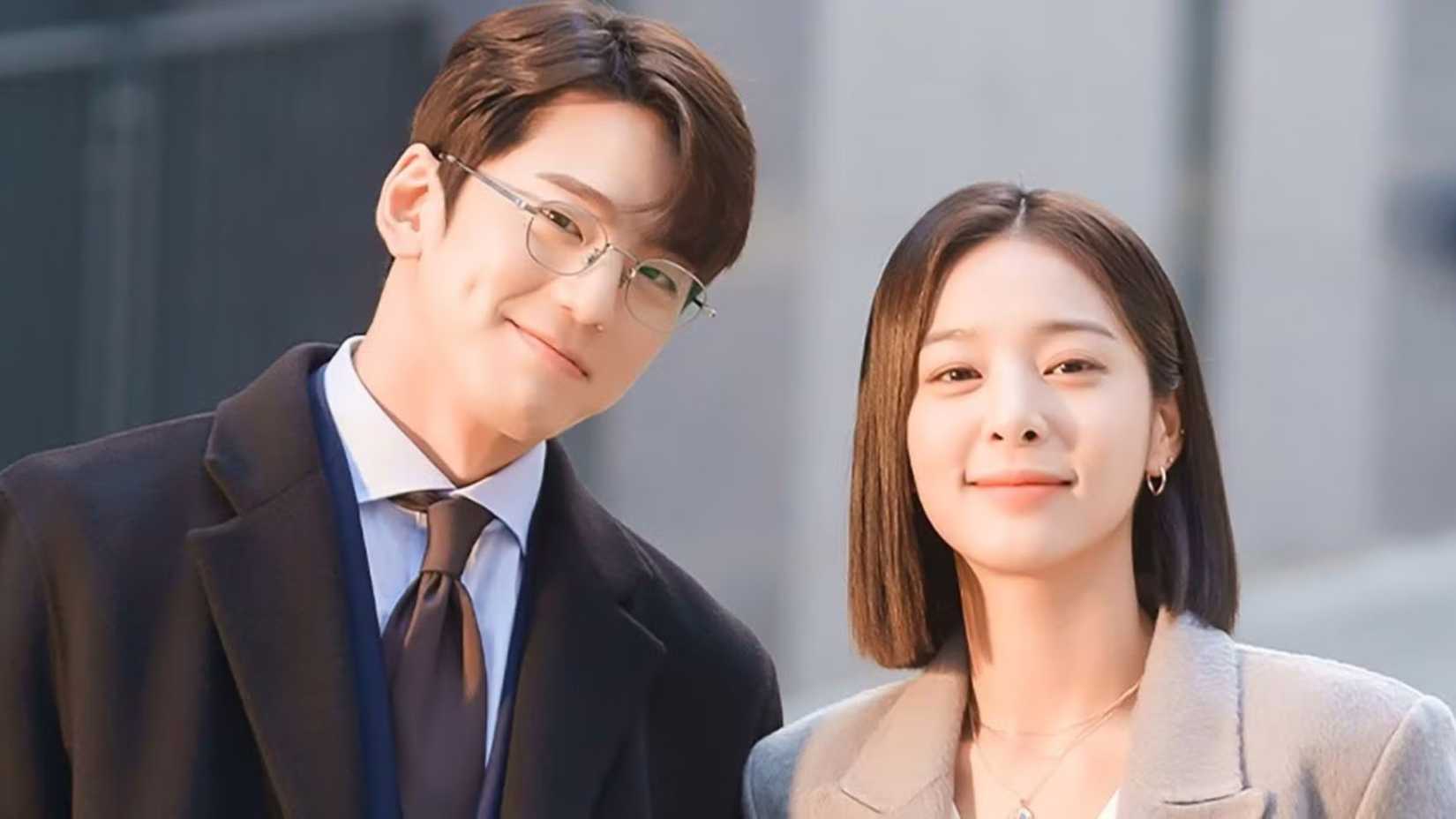 Duas pessoas sorrindo em Business Proposal.