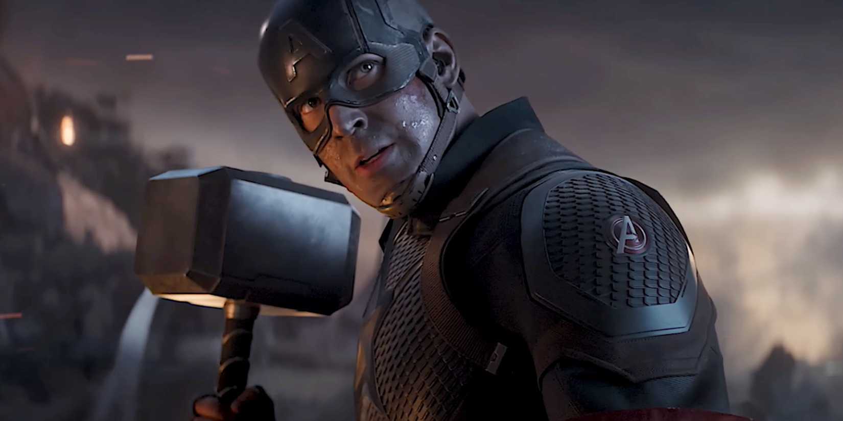 CAPITÃO AMÉRICA SEGURANDO MJOLNIR EM VINGADORES: ULTIMATO