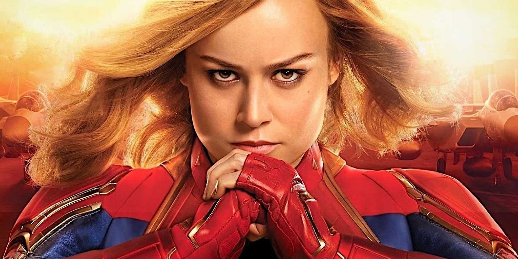 Capitã Marvel com visual sério e poderoso.