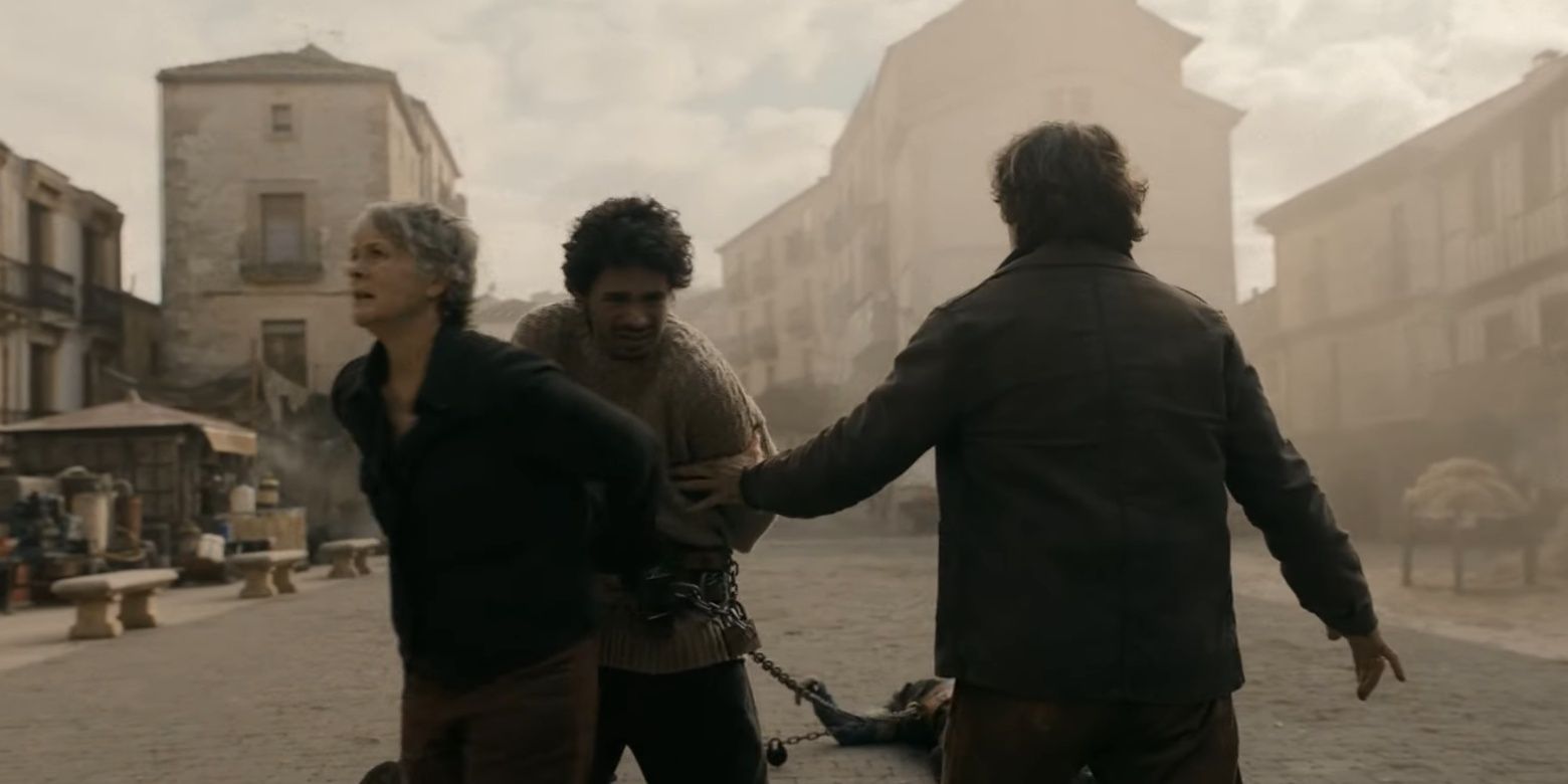 Carol, Antonio e Roberto cercados por zumbis em The Walking Dead: Daryl Dixon