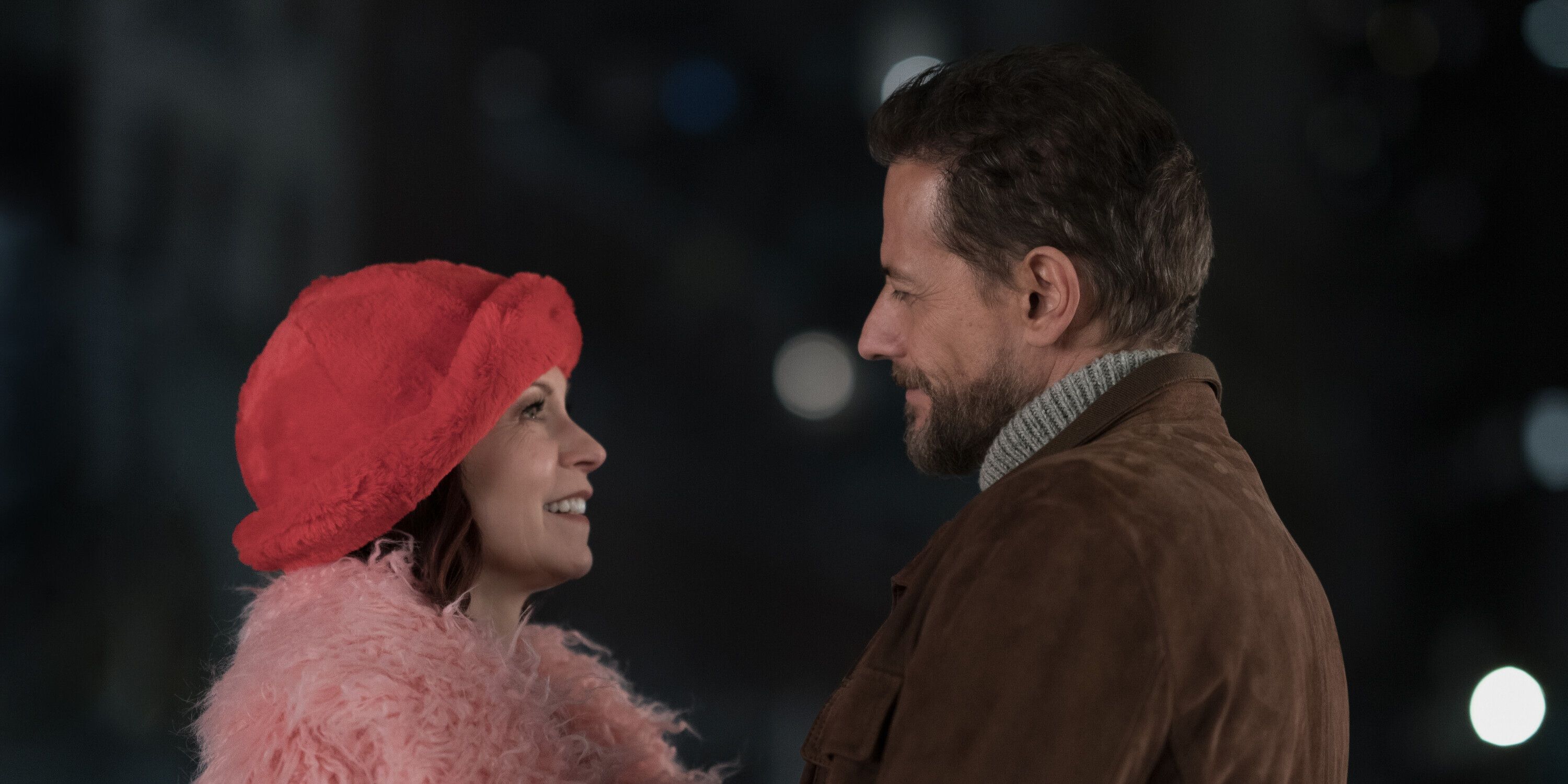Elsbeth Tascioni (Carrie Preston) e Angus (Ioan Gruffudd) trocam olhares românticos