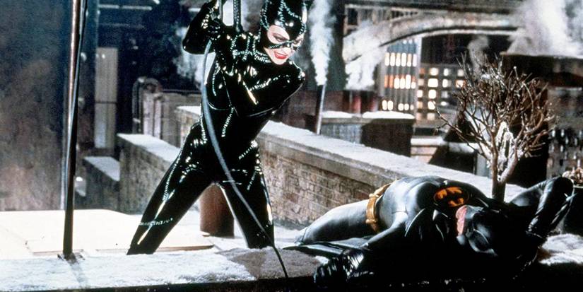 Mulher-Gato fica ao lado de Batman em um telhado em Batman Returns
