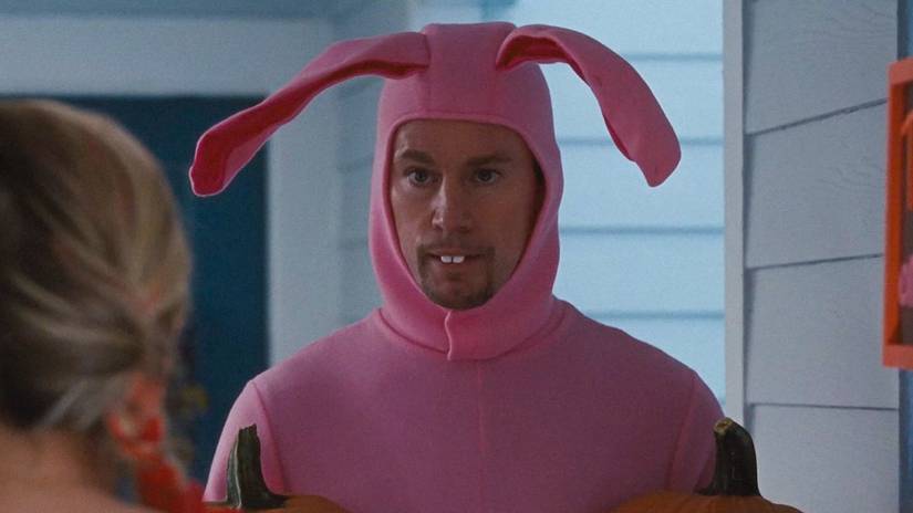 Channing Tatums Jeff in einem Hasenkostüm in „Roofman“.