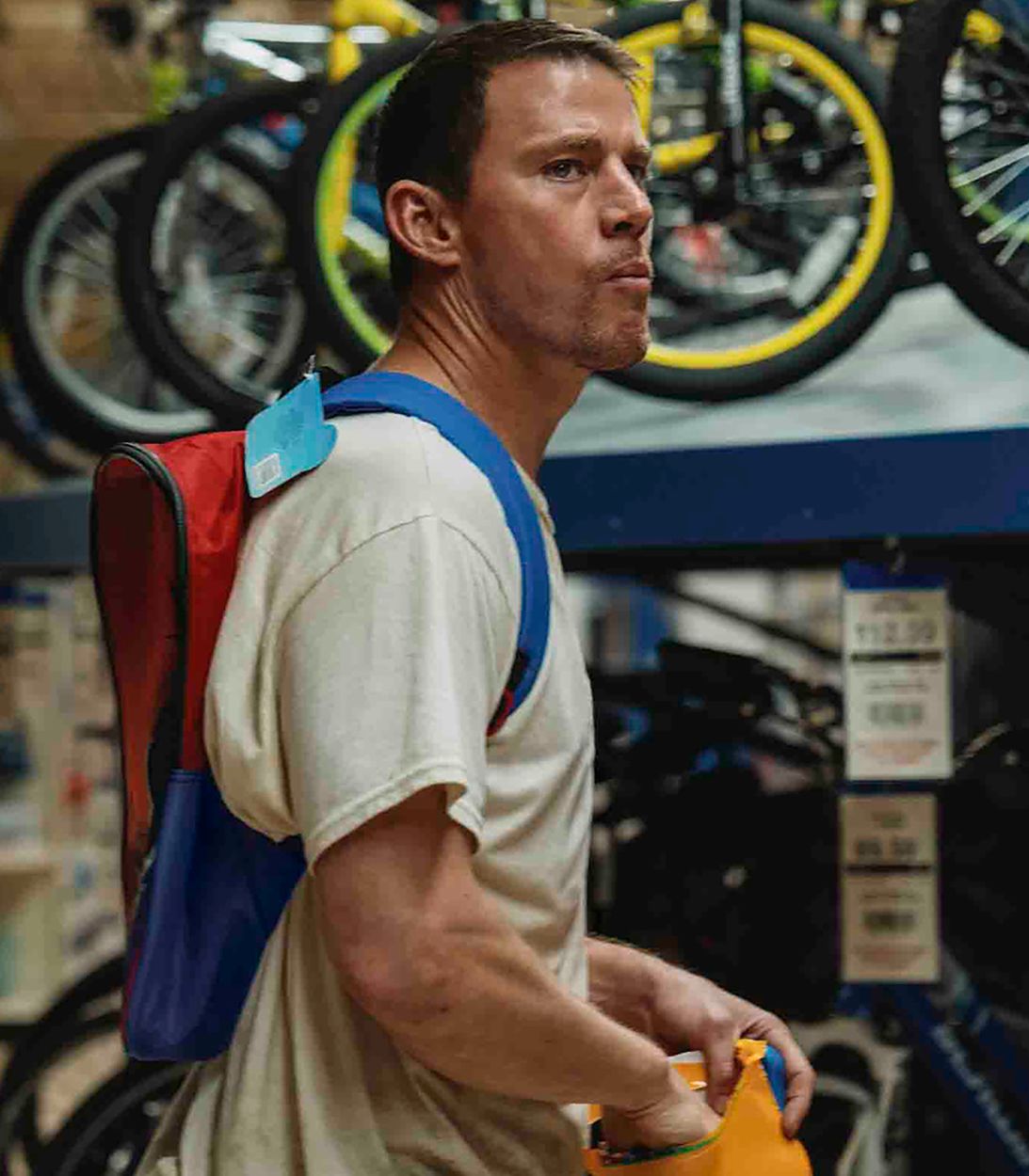 Channing Tatum em uma loja Toys R Us em Roofman.