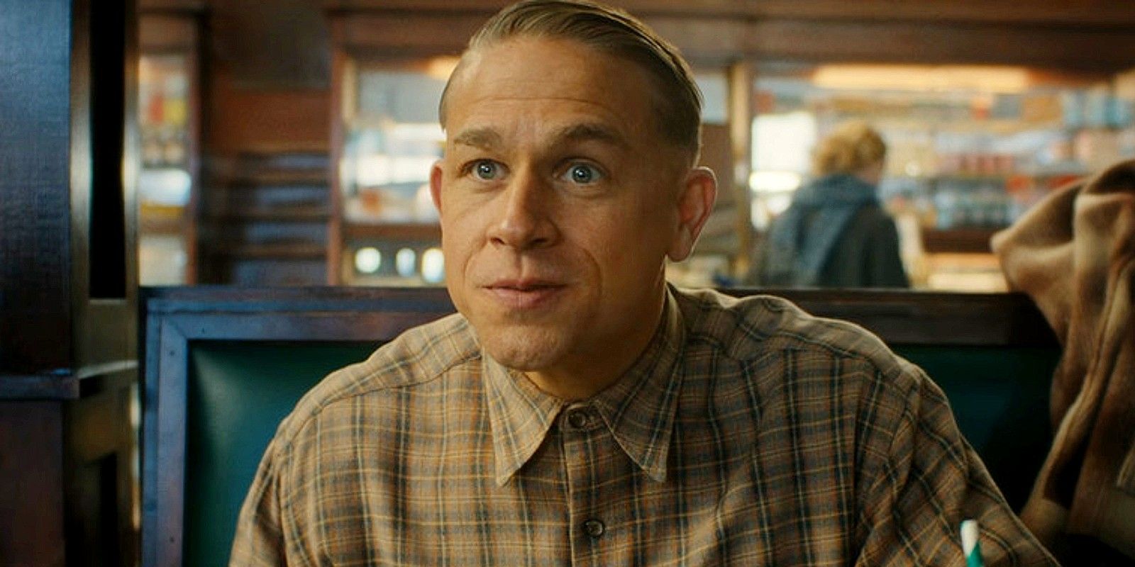 Charlie Hunnam como Ed Gein na 3ª temporada de Monster.