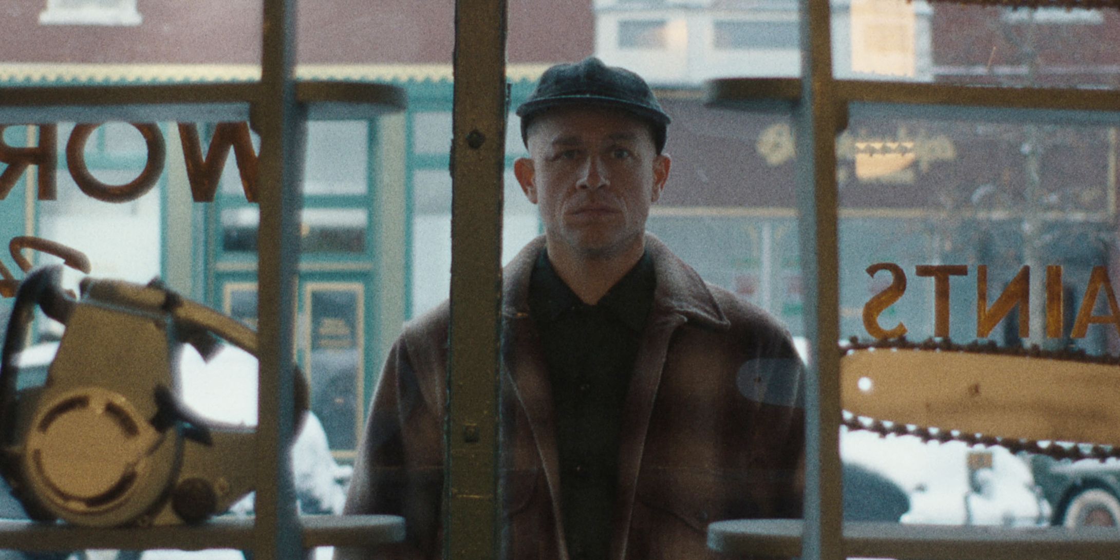 Charlie Hunnam como Ed Gein na série 'Monster: The Ed Gein Story'.