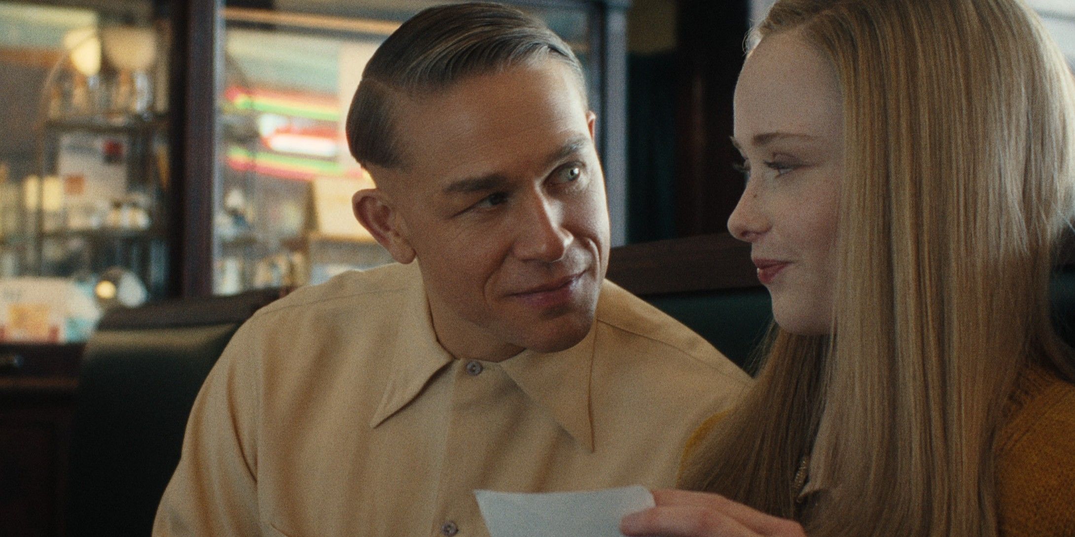 Charlie Hunnam em cena da série 'Monster: The Ed Gein Story'.