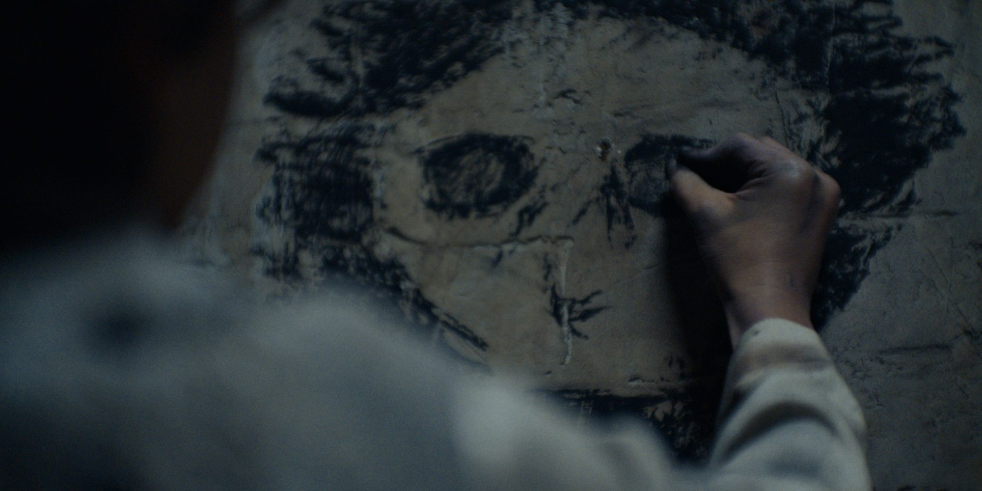 Uma criança desenha um rosto assustador no documentário True Haunting da Netflix.