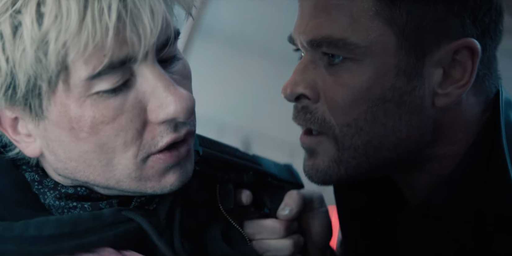 Chris Hemsworth segura Barry Keoghan pelo pescoço em Crime 101