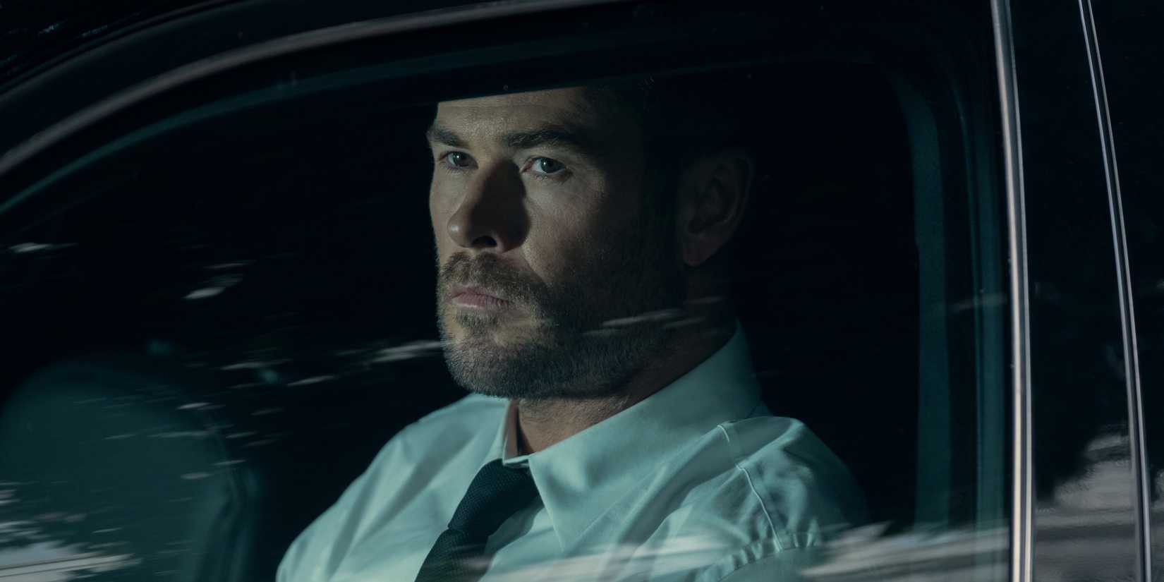 Chris Hemsworth em cena de Crime 101