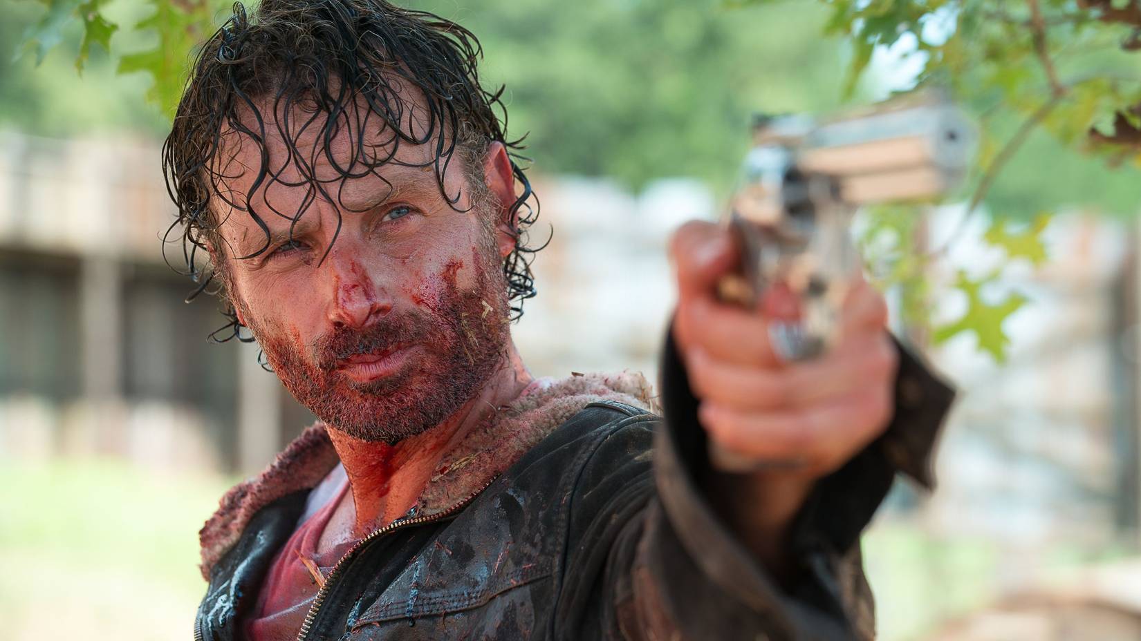 Close-up di Rick Grimes con pistola in The Walking Dead