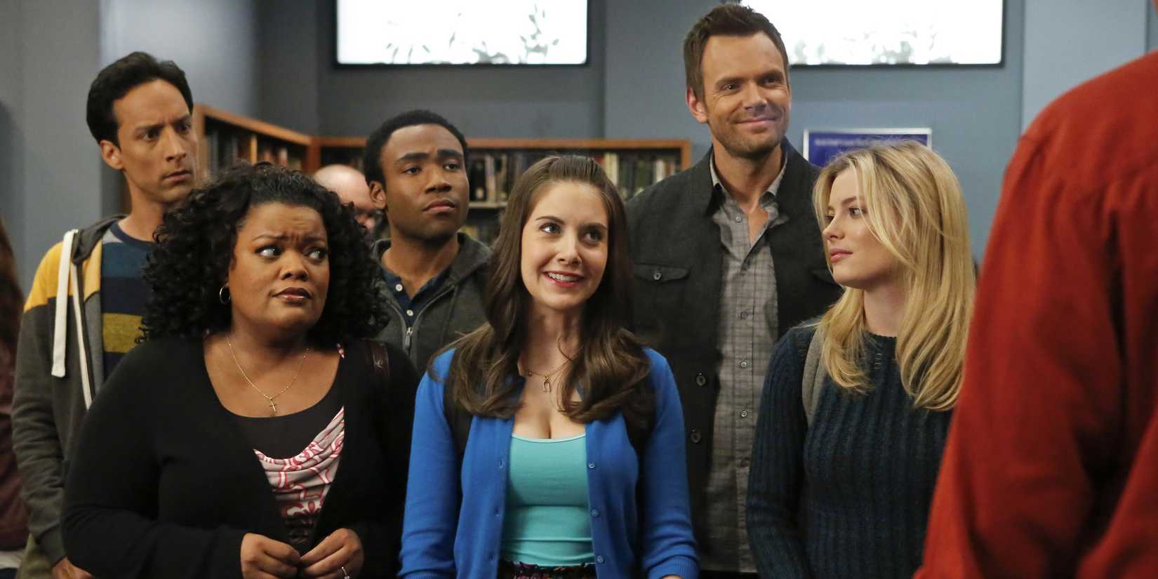 Abed (Danny Pudi), Shirley (Yvette Nicole Brown), Troy (Donald Glover), Annie (Alison Brie), Jeff (Joel McHale) e Britta (Gillian Jacobs) em Community.