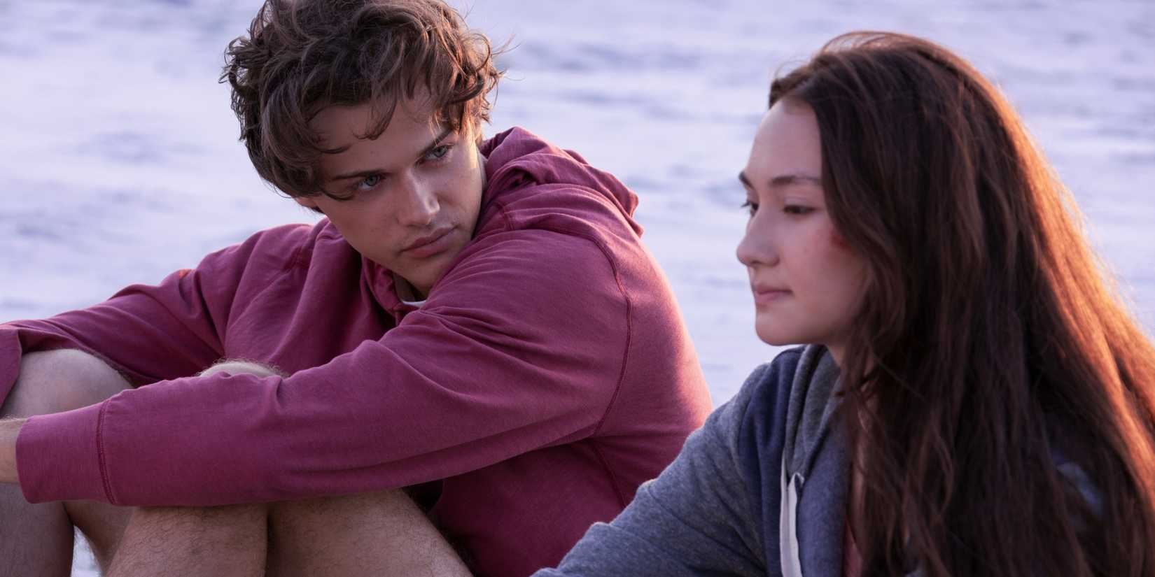 Conrad Fisher (Christopher Briney) olhando para Belly Conklin (Lola Tung) na praia em The Summer I Turned Pretty