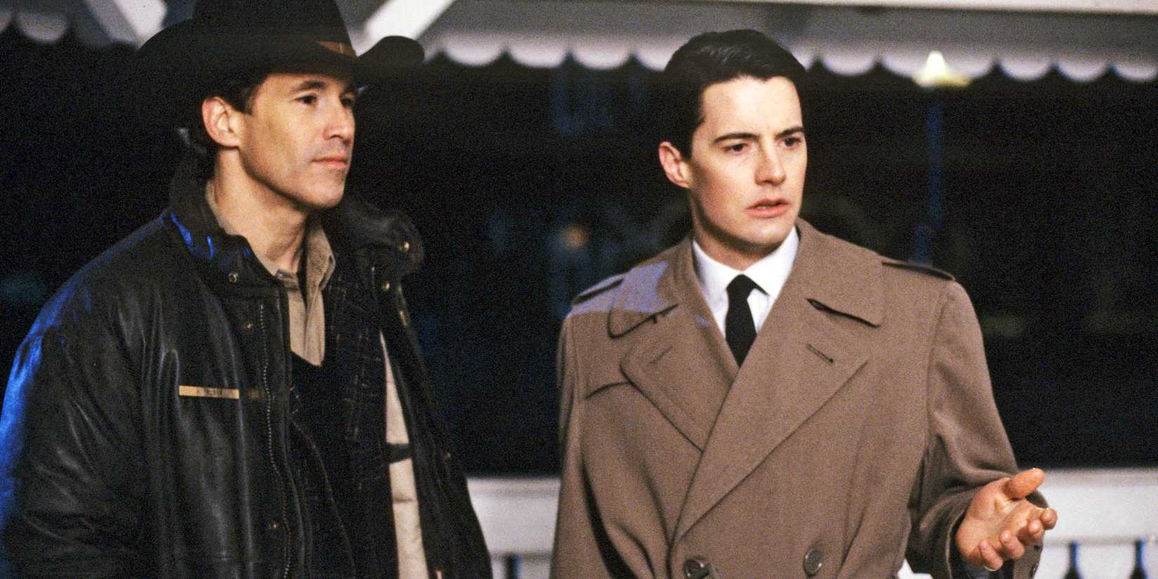 Cooper e Truman inspecionam uma cena de crime em Twin Peaks.