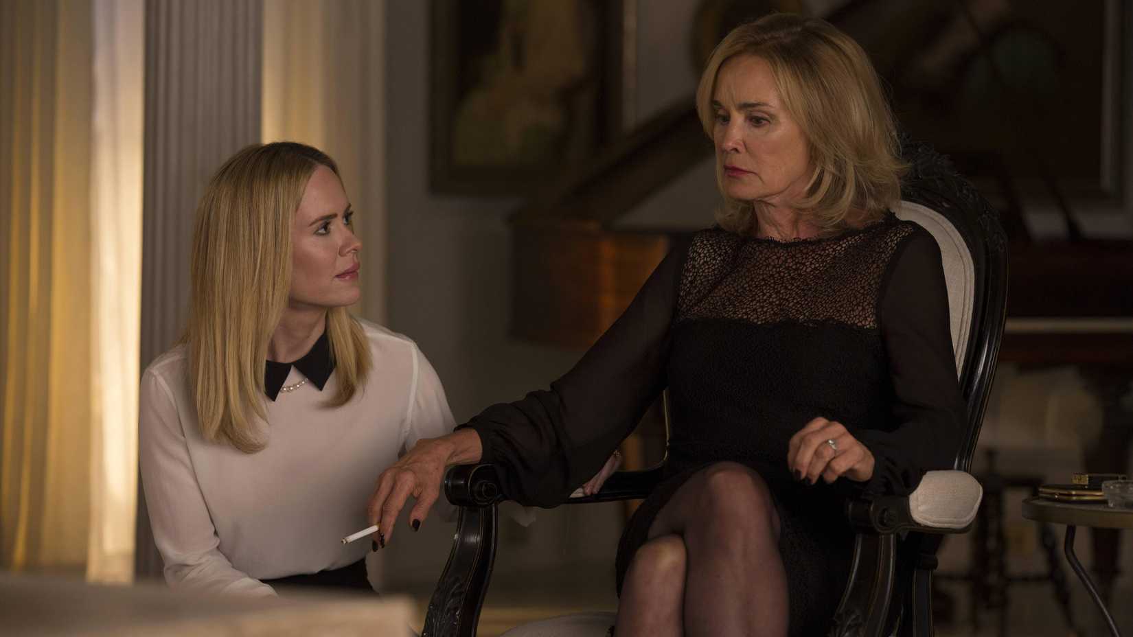 Cordelia e Fiona em cena de American Horror Story: Coven