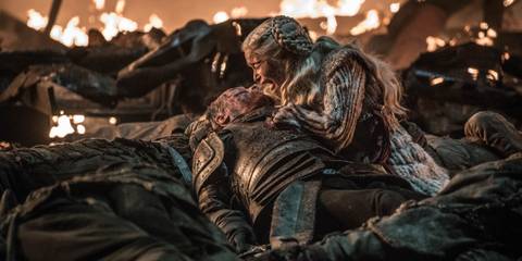 Daenerys mourning on the battlefield in Game of Thrones
