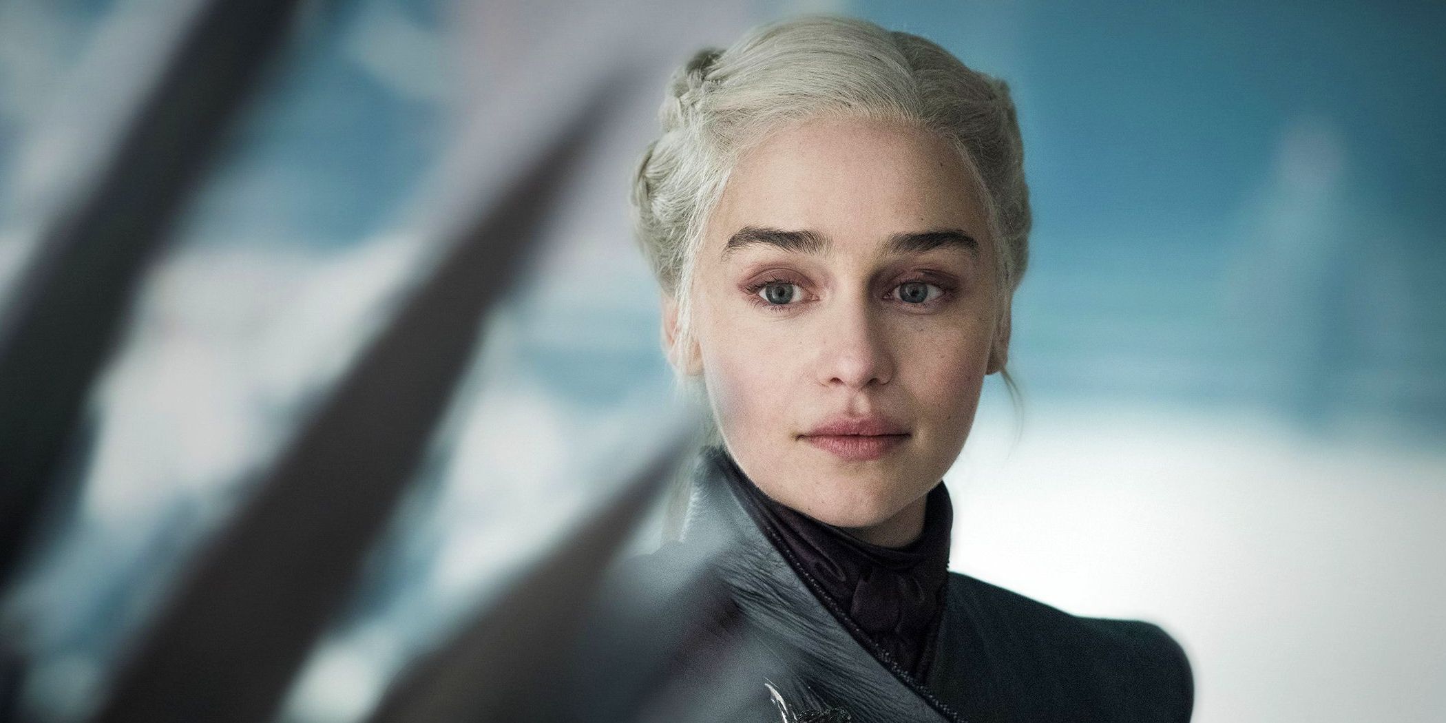 Daenerys Targaryen olhando para o Trono de Ferro em Game of Thrones