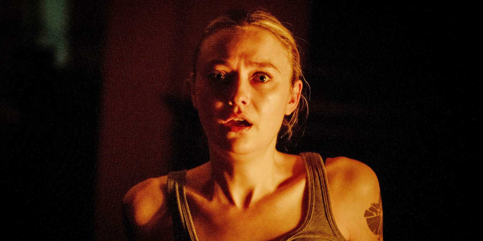 Dakota Fanning em uma cena de Vicious com expressão de pânico.