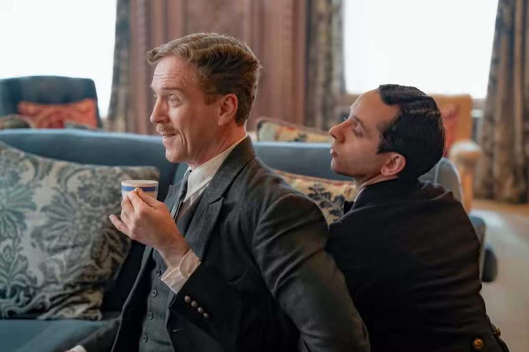 Damian Lewis e Nathan McMullen em Fackham Hall