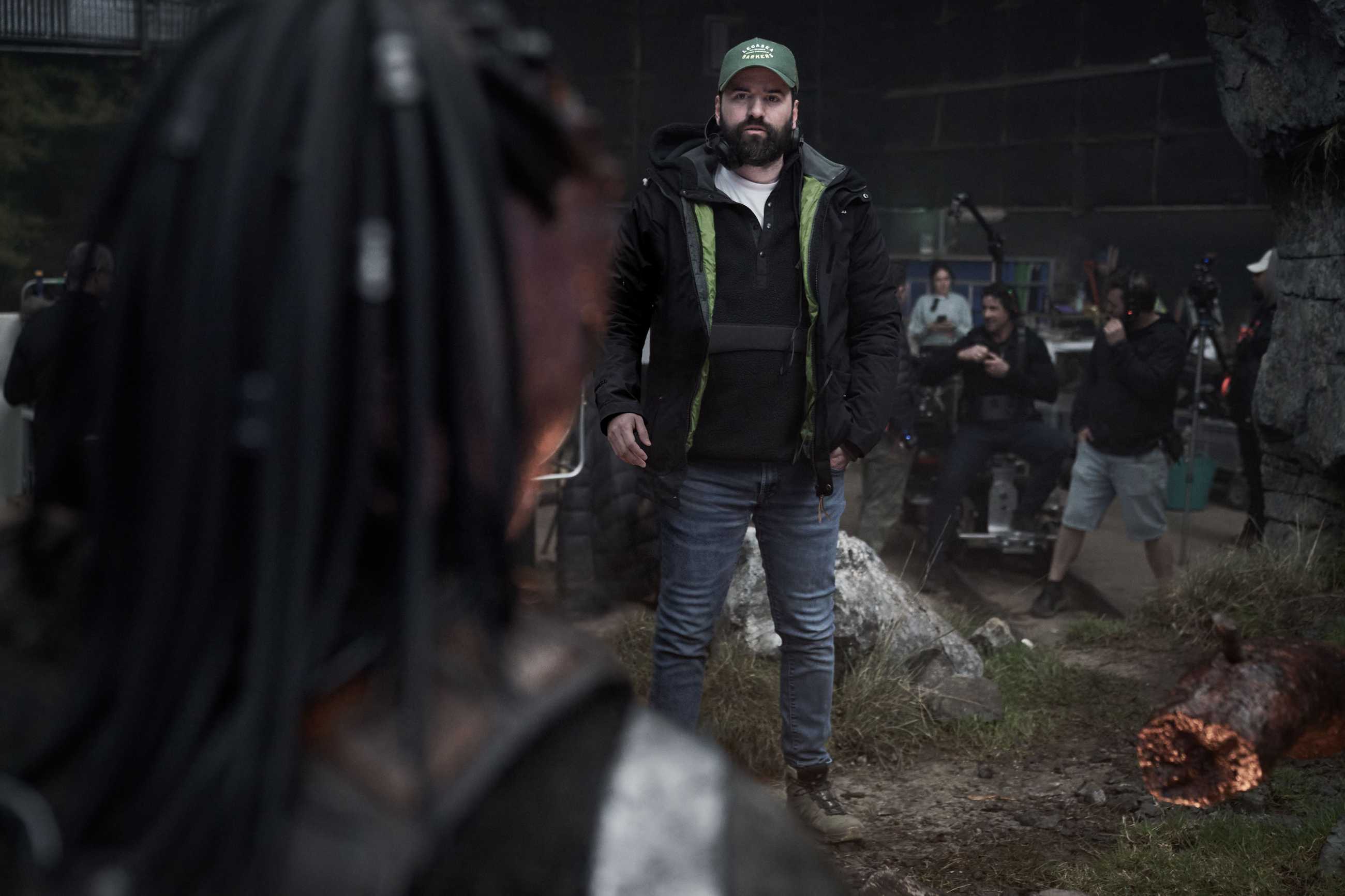 Dan Trachtenberg on Predator Badlands Set BTS PH๏τo