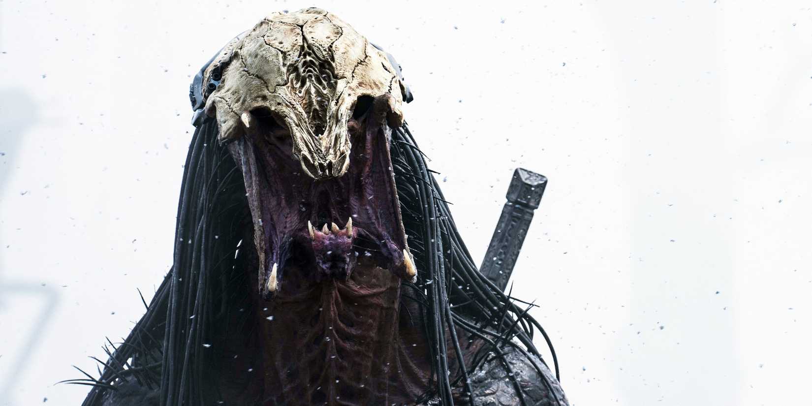 O Predador solta um rugido poderoso em uma cena de Prey