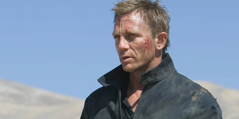 Daniel Craig em pé em um deserto em James Bond Quantum Of Solace
