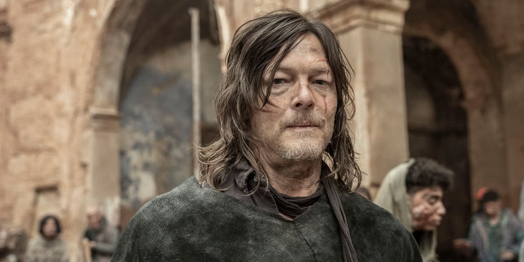 Daryl Dixon em uma comunidade desértica na Espanha
