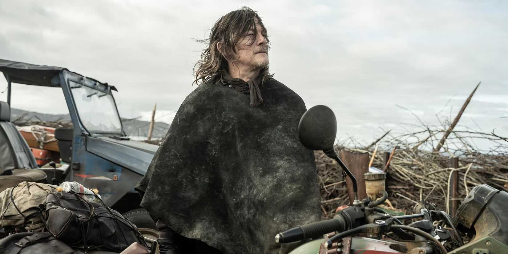 Norman Reedus como Daryl Dixon em uma motocicleta, olhando ao redor em The Walking Dead: Daryl Dixon 3ª temporada