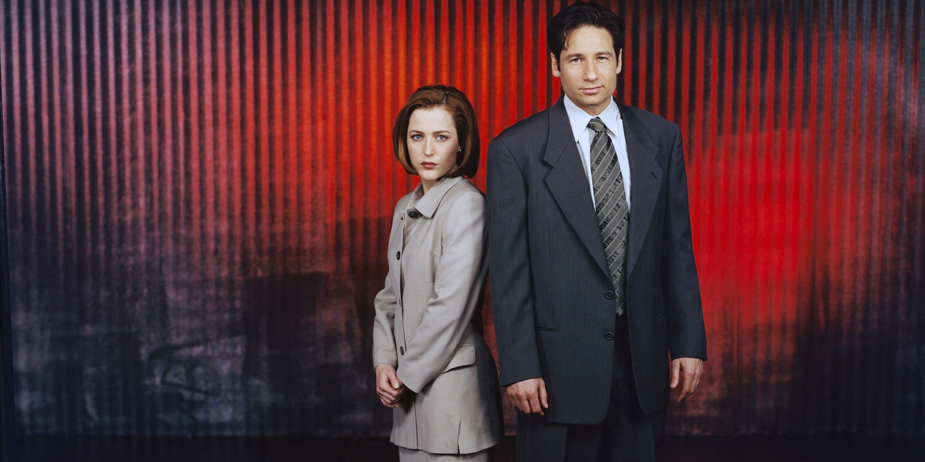 David Duchovny e Gillian Anderson posando juntos para uma foto promocional de The X-Files