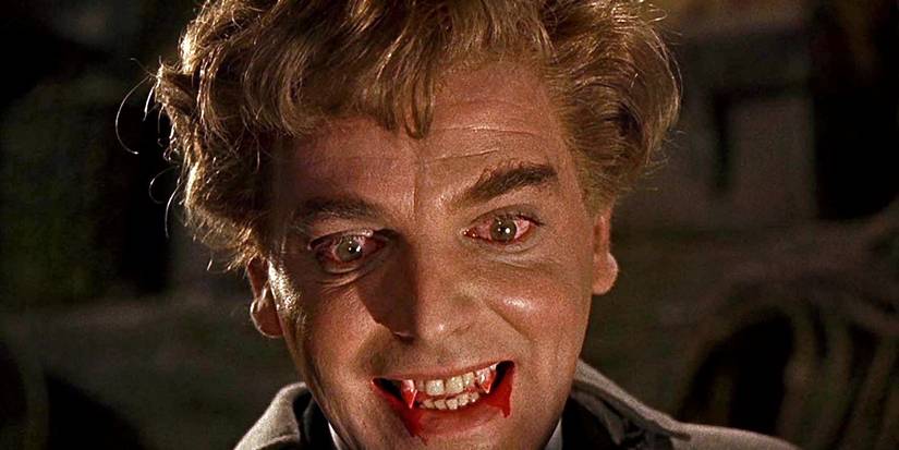 Barão Meinster em 'As Noivas de Drácula' com presas ensanguentadas.