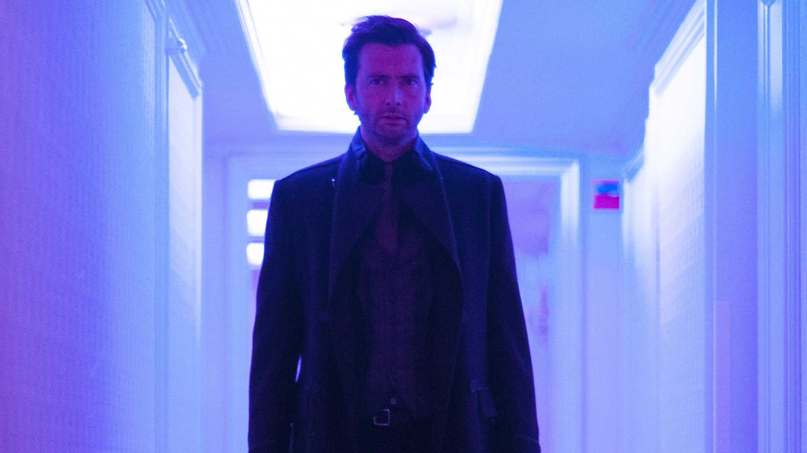 David Tennant como Kilgrave sob luz roxa em Jessica Jones