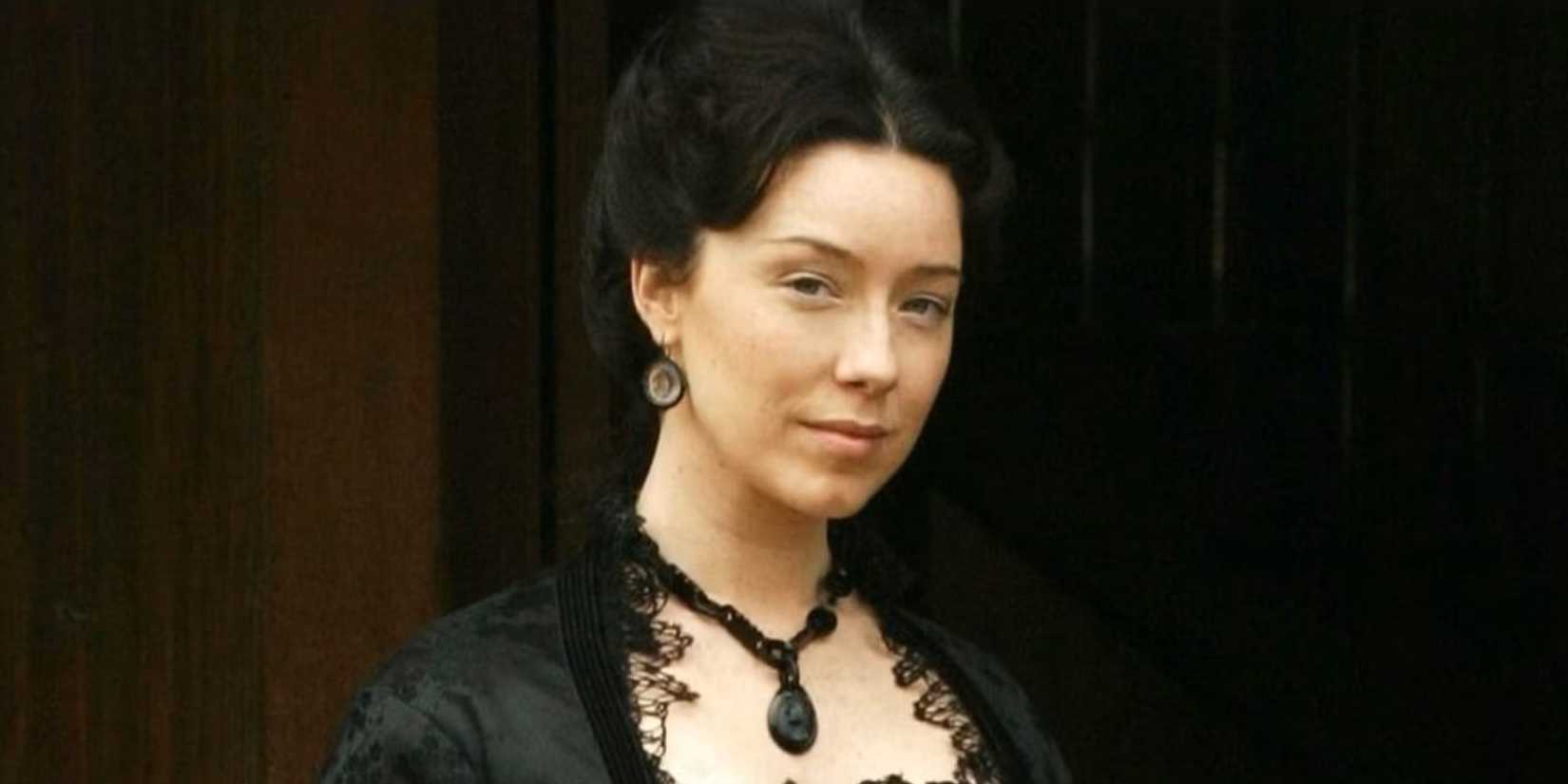 Molly Parker dans le rôle d'Alma Garret dans Deadwood