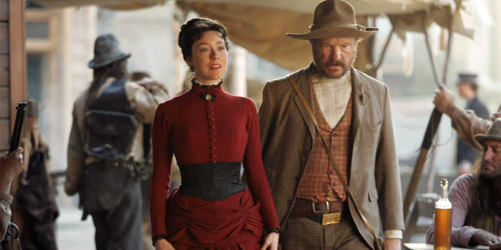 Molly Parker e Jim Beaver em uma cena de Deadwood com expressão séria