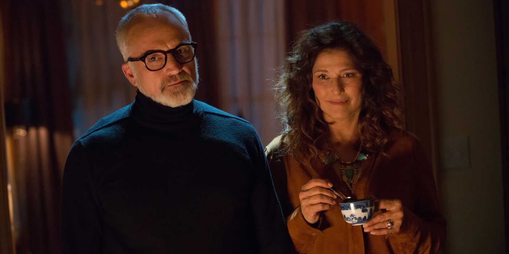 Dean e Missy observando algo fora de quadro em Corra!.